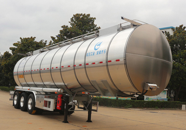 Edible oil transport semi-trailer